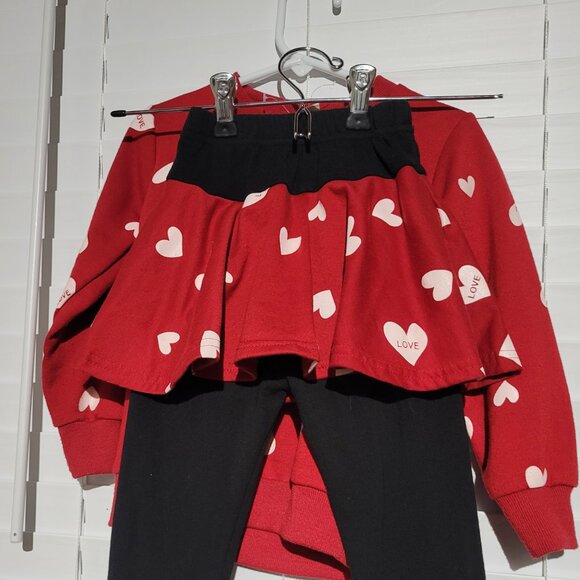 Girls 2-Piece Valentine's Sweatshirt and Sweatpants with Peplam - Size 110 (4/5) - Picture 3 of 4
